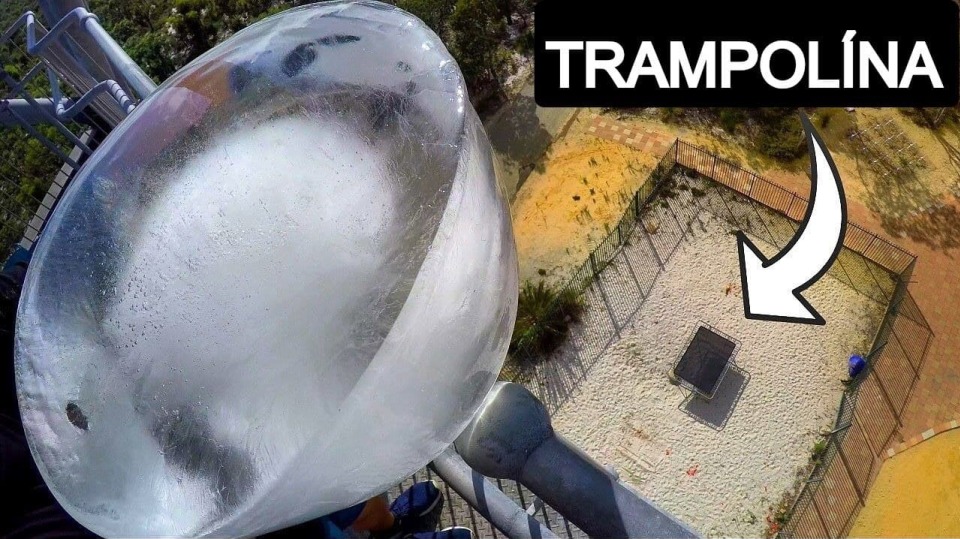 Obří blok ledu, výška 45 metrů a dole trampolína. Jak to dopadlo?